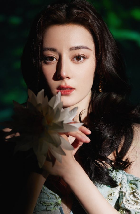 来自仙境的美少女迪丽热巴一袭吊带复古泡泡裙乳此迷人(6/10)
