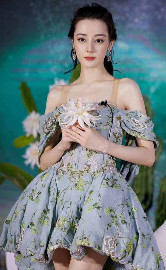 来自仙境的美少女迪丽热巴一袭吊带复古泡泡裙乳此迷人(8/10)