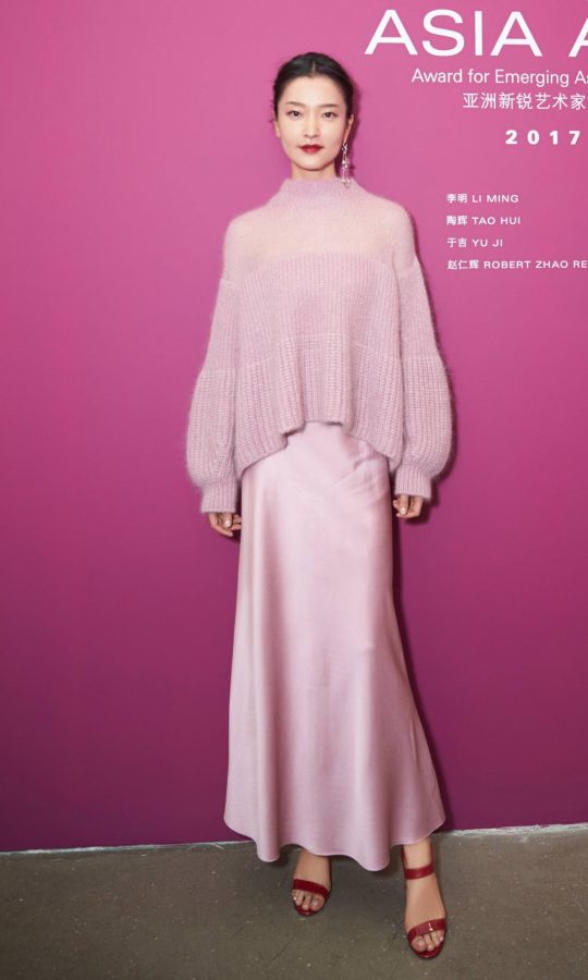 身材高挑的女模特杜鹃脚穿细跟凉鞋红唇冷艳(2/3)