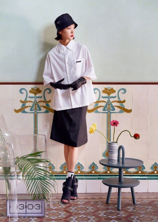 Du Juan appears on the cover of interior design magazine with beautiful legs and flawless white feet(4/4)