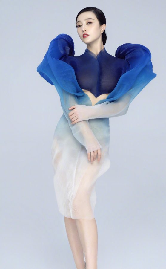 Fan Bingbing's beautiful body wears a semi-transparent tulle skirt(1/3)