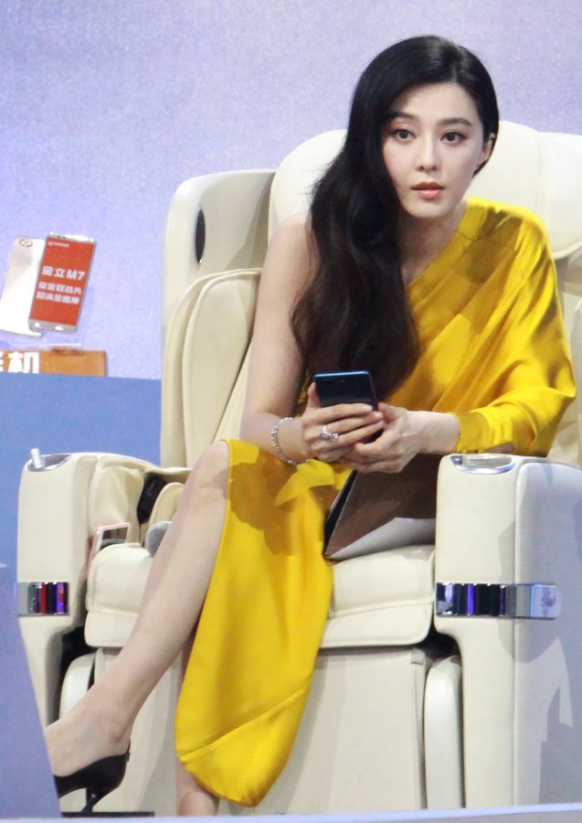 美女明星范冰冰脚穿细高跟鞋录制综艺节目(15/21)