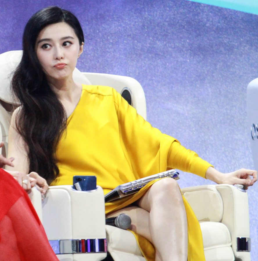 美女明星范冰冰脚穿细高跟鞋录制综艺节目(16/21)