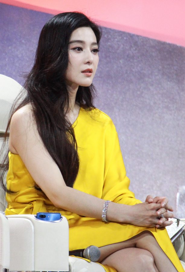 美女明星范冰冰脚穿细高跟鞋录制综艺节目(17/21)