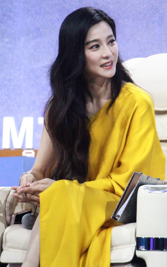 美女明星范冰冰脚穿细高跟鞋录制综艺节目(19/21)