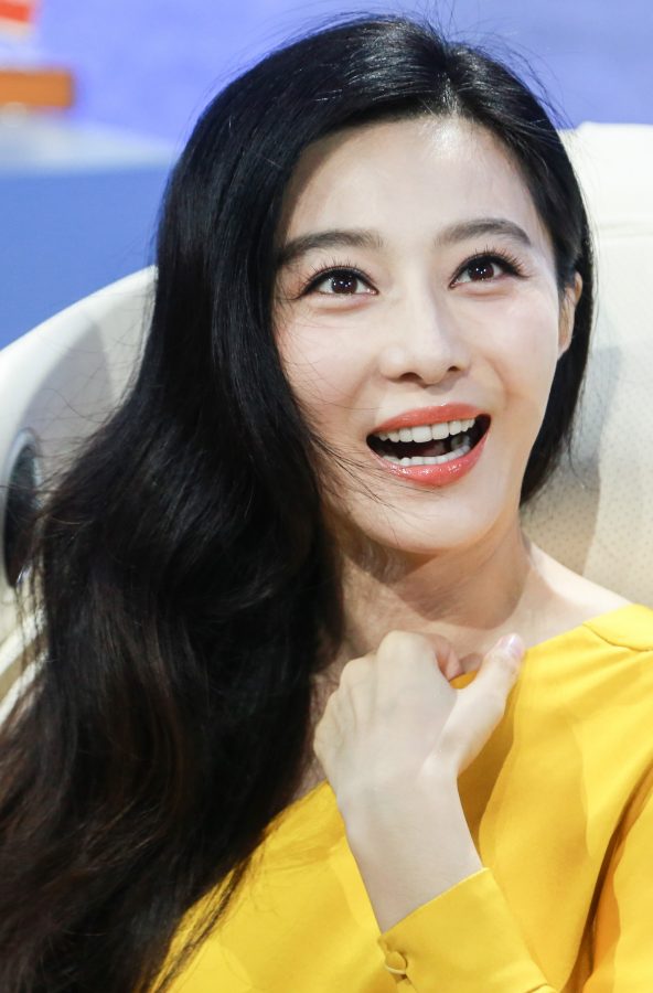 美女明星范冰冰脚穿细高跟鞋录制综艺节目(20/21)