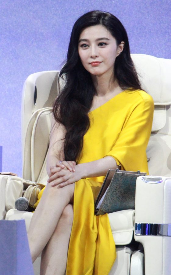 美女明星范冰冰脚穿细高跟鞋录制综艺节目(8/21)