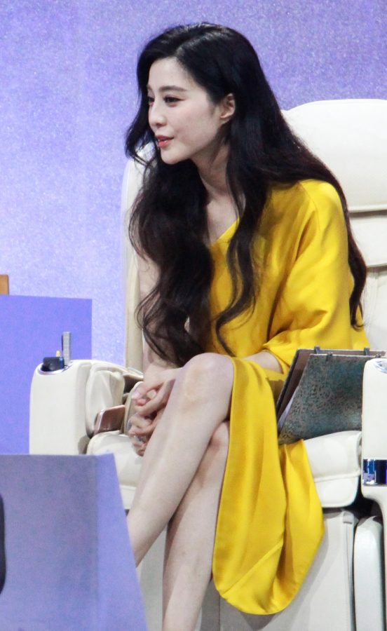 美女明星范冰冰脚穿细高跟鞋录制综艺节目(9/21)