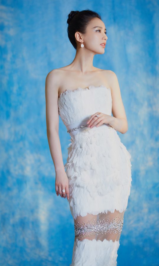 Huang Shengyi is wearing a tight backless dress, with beautiful back, jade arms, thin waist and hips(4/6)