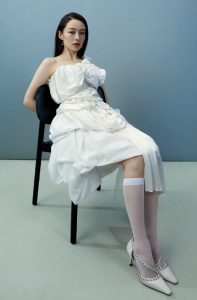 吉娜·爱丽丝腿穿短筒白丝袜拍写真