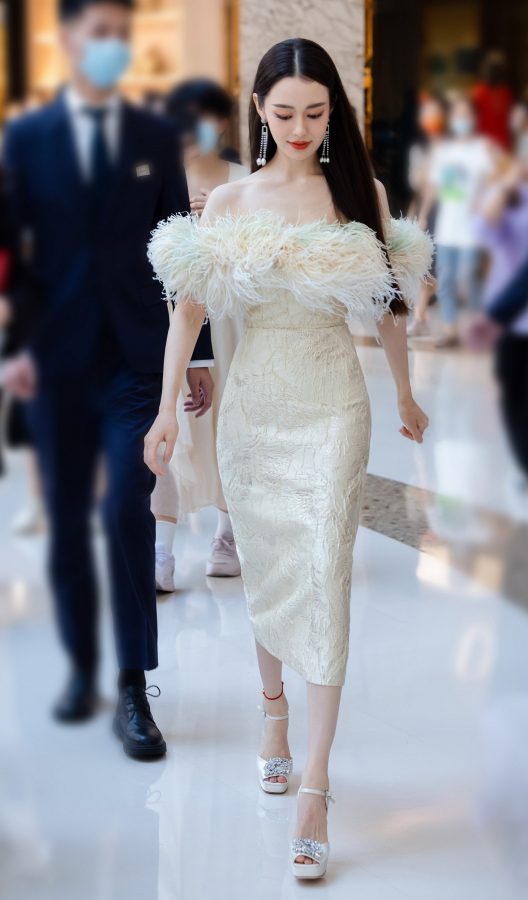 Super thin beauty Gina Alice wears a low-cut skirt and high heels to go out(2/5)