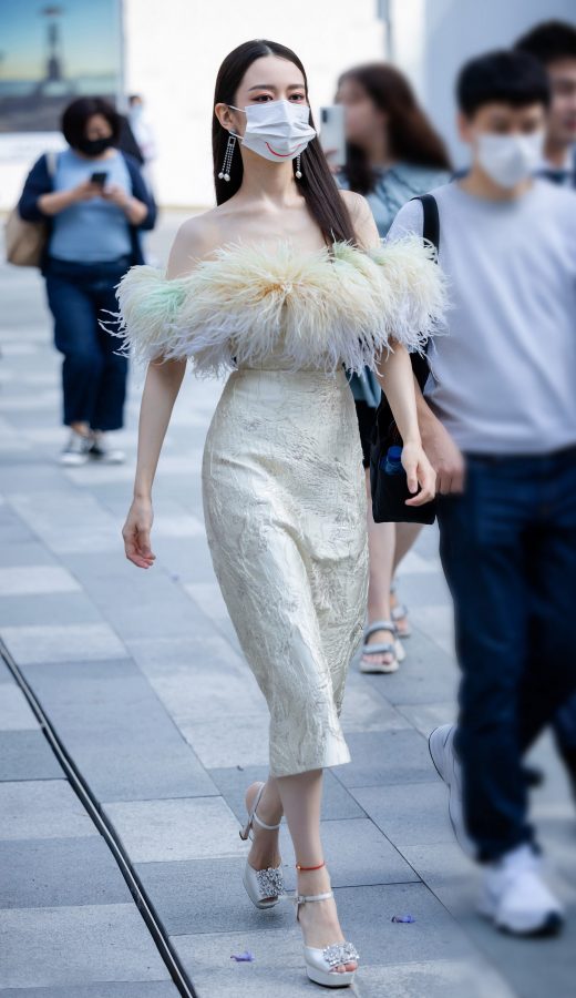 身材超瘦的美女吉娜·爱丽丝穿低胸裙踩高跟鞋外出(4/5)
