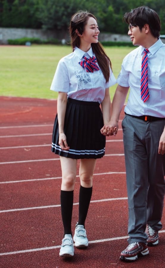 校花吉娜·爱丽丝操场穿学生服筒袜秀美腿(5/5)