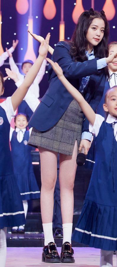 欧阳娜娜校园风格装扮蓝西装小皮鞋笔直白皙的少女腿(9/9)