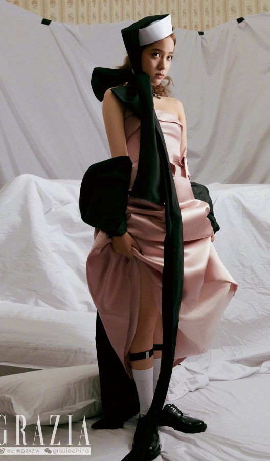 欧阳娜娜闭环美甲圆点黑丝袜这次是叛逆的邻家女孩(3/5)