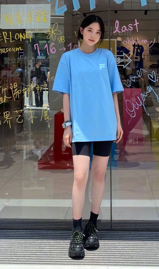 欧阳娜娜外出购物秀出纤细少女腿简直了(1/3)