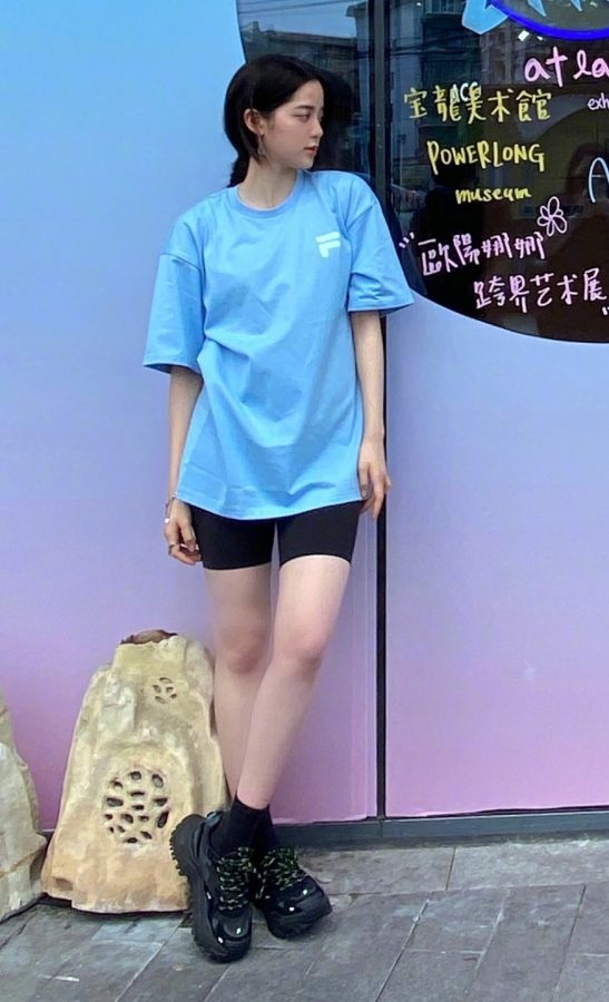 欧阳娜娜外出购物秀出纤细少女腿简直了(2/3)