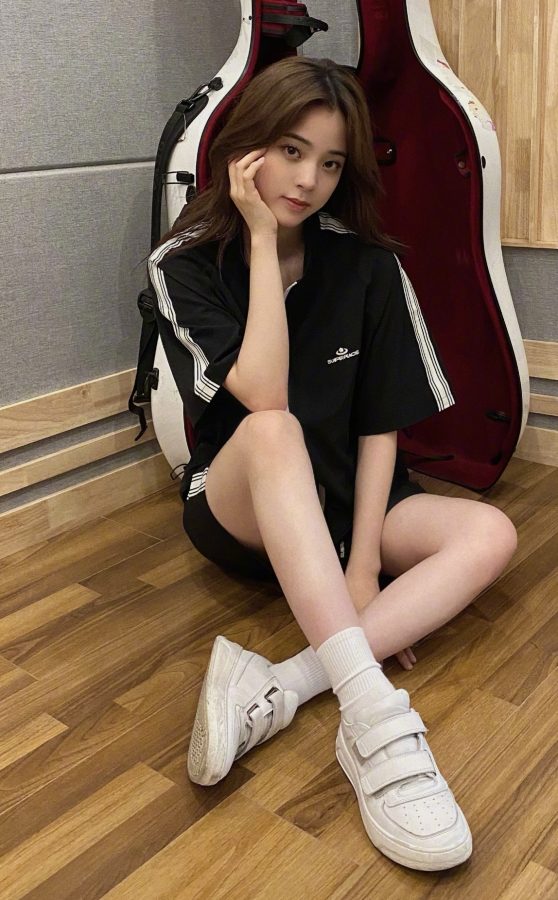 吉他女孩欧阳娜娜的白皙玉腿(1/2)