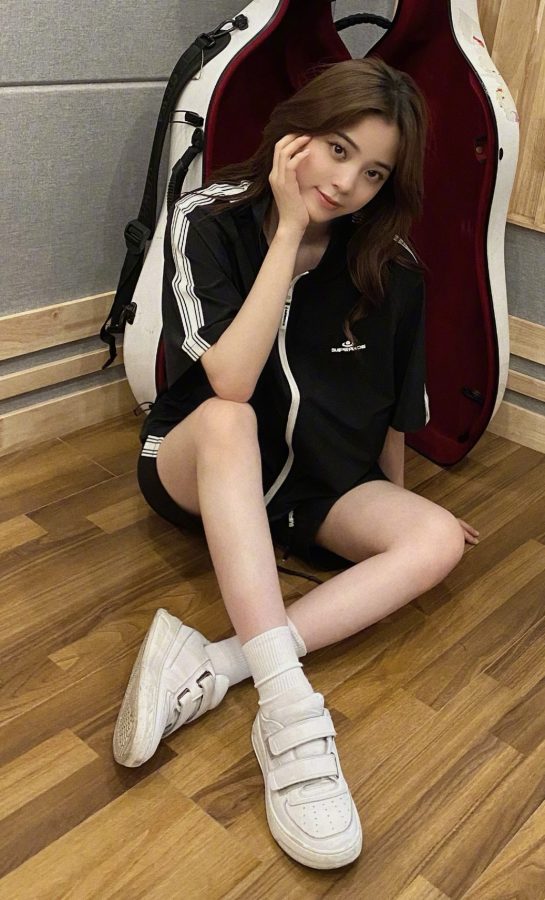 Guitar girl Ouyang Nana's fair legs(2/2)