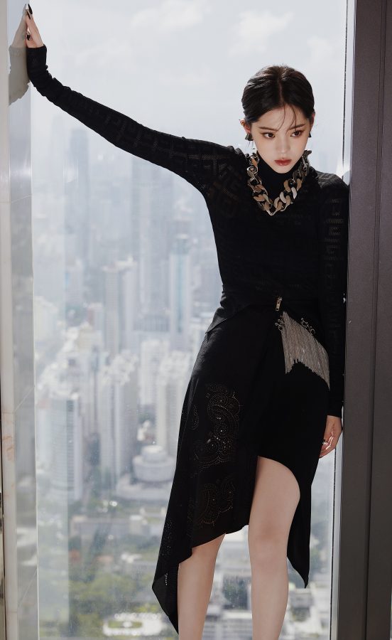 欧阳娜娜黑裙配柳钉高跟鞋玉腿美脸温柔可人(2/11)