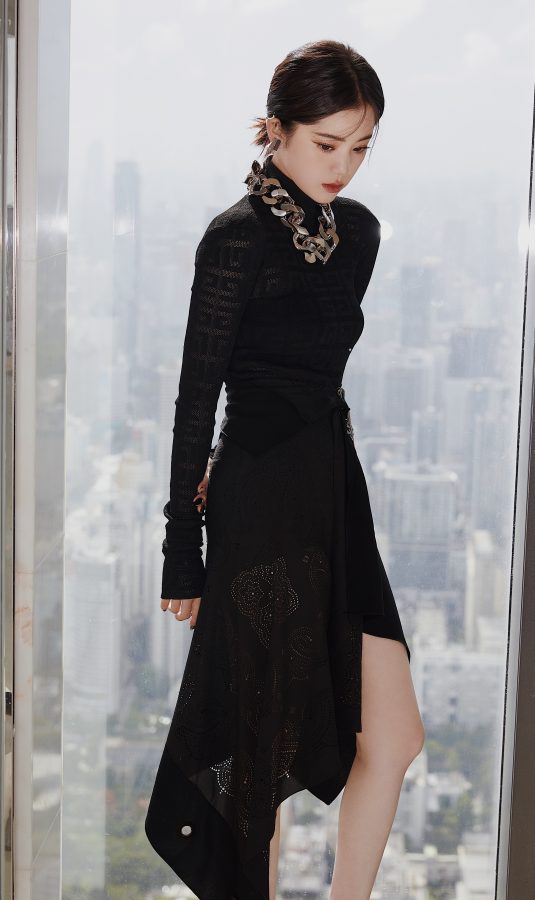 Ouyang Nana's black dress with rivet high heels, beautiful legs and gentle face(3/11)
