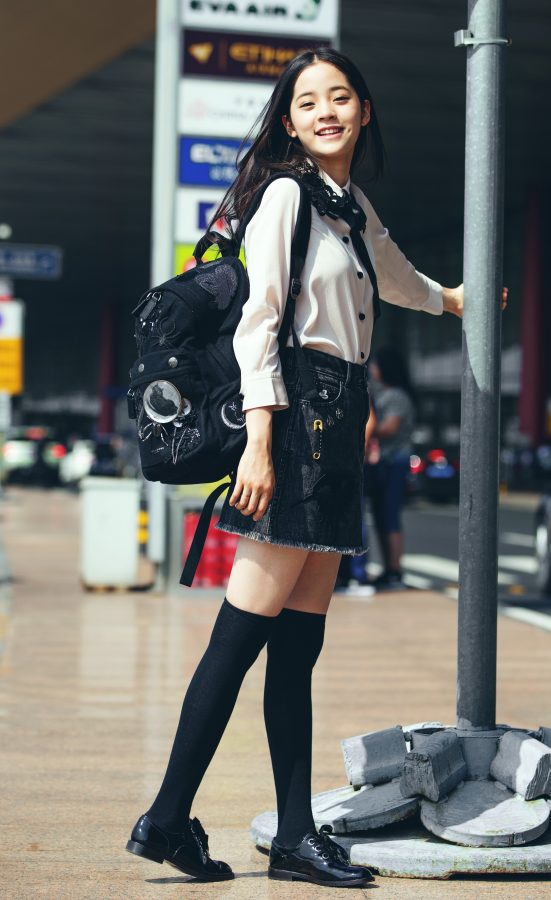 Ouyang Nana appears at the airport wearing cotton pantyhose, so cute(1/4)