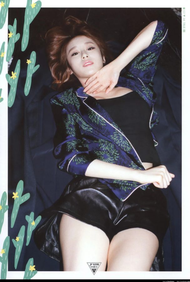 韩国女歌手朴智妍杂志封面美腿写真（第12张/共13张）