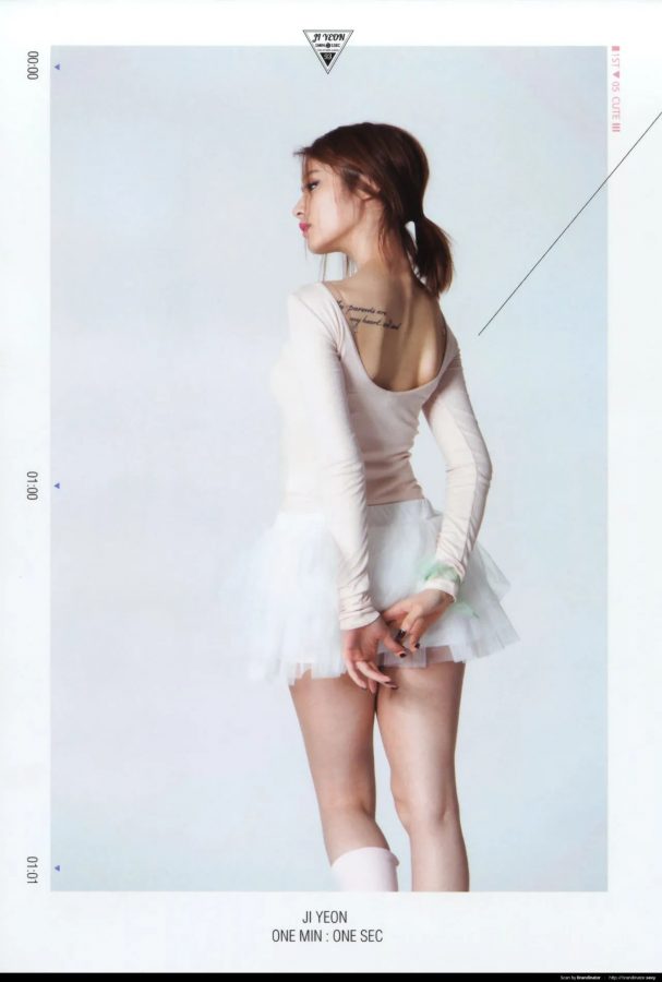 Korean female singer Park Ji-yeon's magazine cover photo of beautiful legs(7/13)