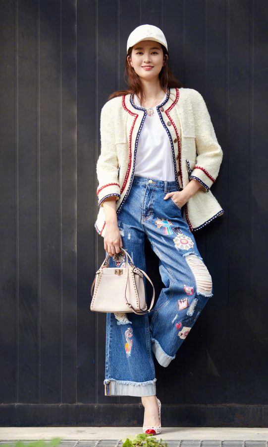 Qiao Xin wears cartoon wide-leg jeans and hollow high-heeled shoes. The skin on the instep is smooth and the veins are visible.(2/4)