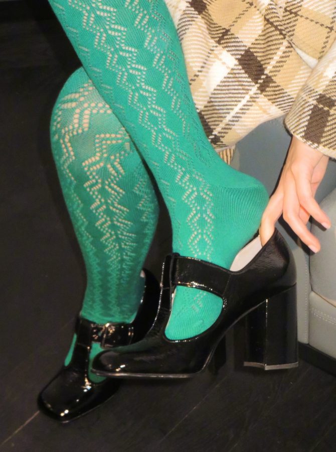 《费加罗FIGARO》杂志乔欣腿穿镂空绿袜和白袜拍写真（第2张/共7张）