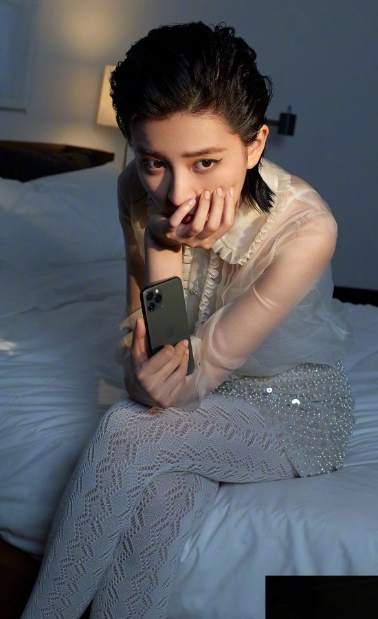 《费加罗FIGARO》杂志乔欣腿穿镂空绿袜和白袜拍写真(5/7)