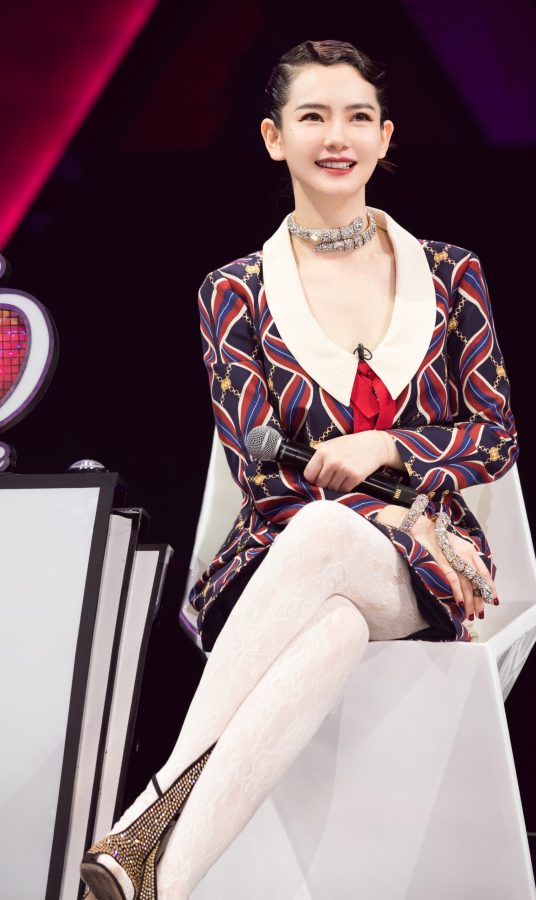 戚薇美腿穿蕾丝白袜你这样坐好美(1/16)