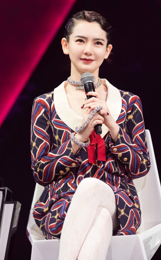 戚薇美腿穿蕾丝白袜你这样坐好美(11/16)