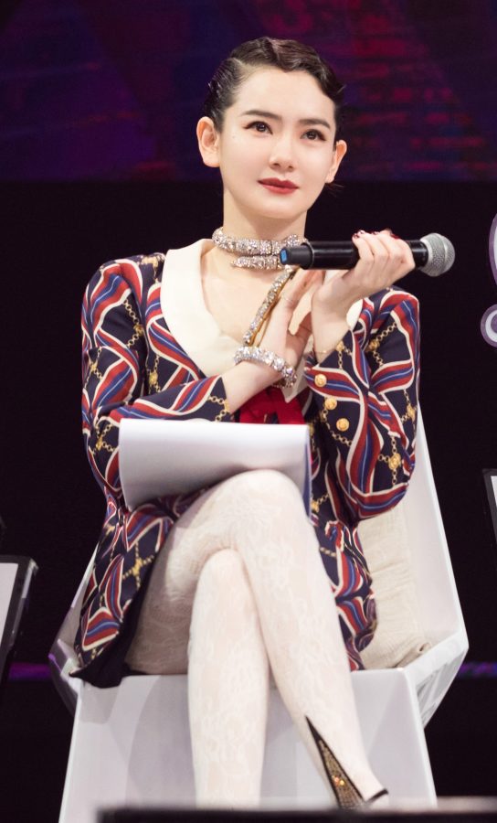 戚薇美腿穿蕾丝白袜你这样坐好美(12/16)