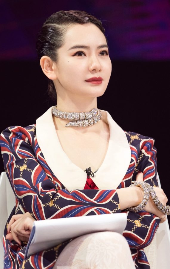 戚薇美腿穿蕾丝白袜你这样坐好美(3/16)