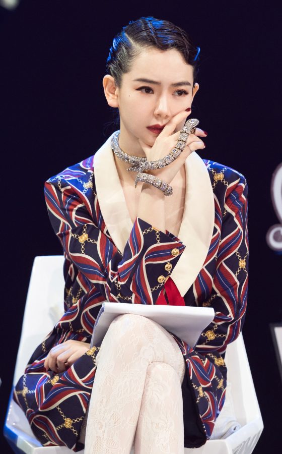 戚薇美腿穿蕾丝白袜你这样坐好美(6/16)