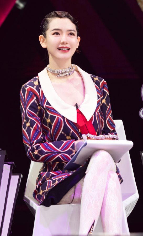 戚薇美腿穿蕾丝白袜你这样坐好美(9/16)