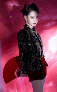 戚薇短裤圆点黑丝大腿演出现场照