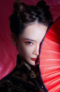 戚薇短裤圆点黑丝大腿演出现场照