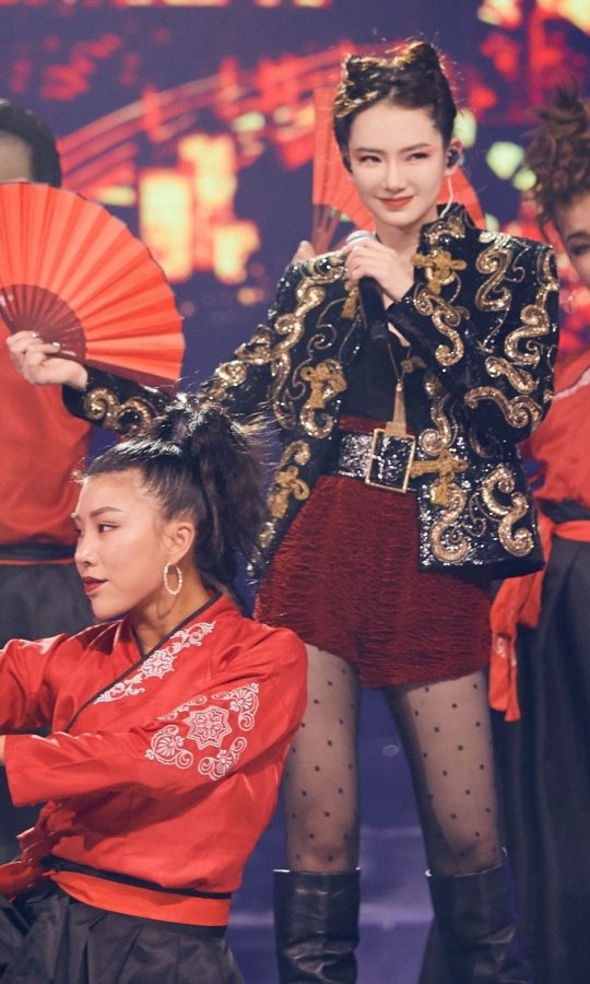 戚薇短裤圆点黑丝大腿演出现场照(3/11)