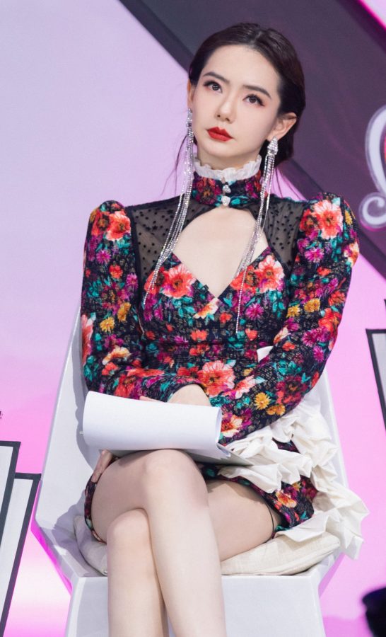 花样姐姐戚薇穿深V超短裙展示美腿气质明艳撩人(11/16)