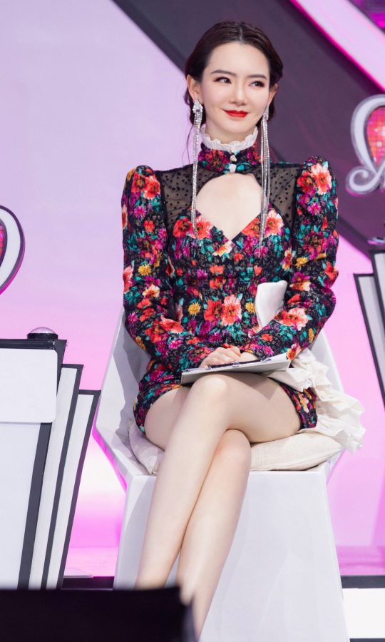 花样姐姐戚薇穿深V超短裙展示美腿气质明艳撩人(12/16)