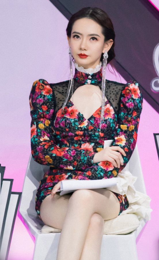 花样姐姐戚薇穿深V超短裙展示美腿气质明艳撩人(13/16)