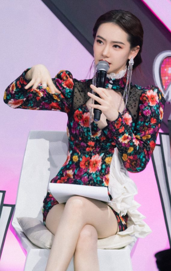 花样姐姐戚薇穿深V超短裙展示美腿气质明艳撩人(14/16)