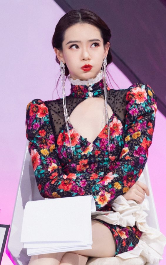 Fashion sister Qi Wei wears a deep V miniskirt to show off her beautiful legs and her bright and sultry temperament(15/16)