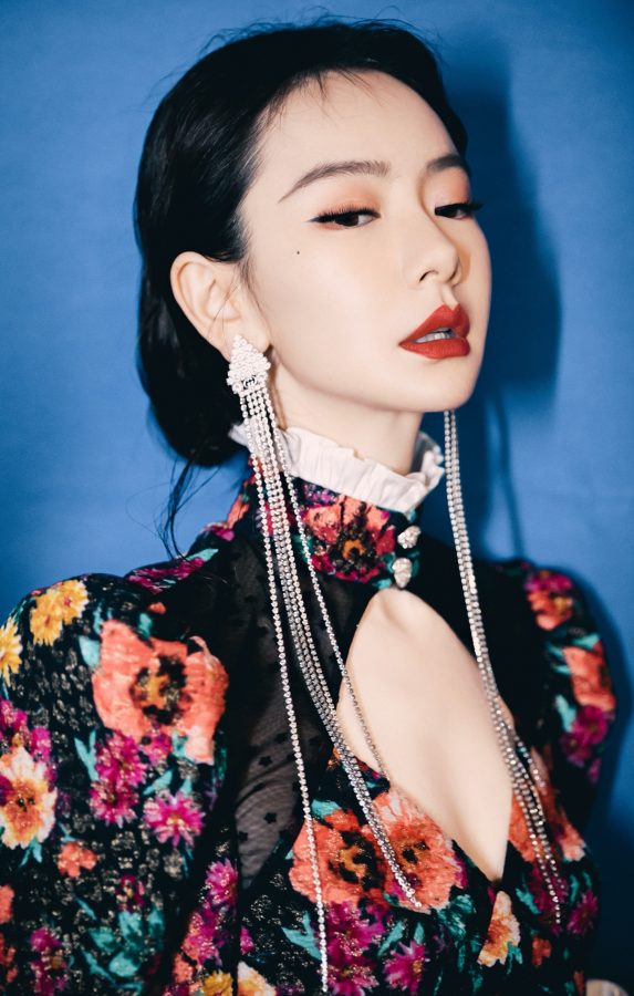 花样姐姐戚薇穿深V超短裙展示美腿气质明艳撩人(5/16)