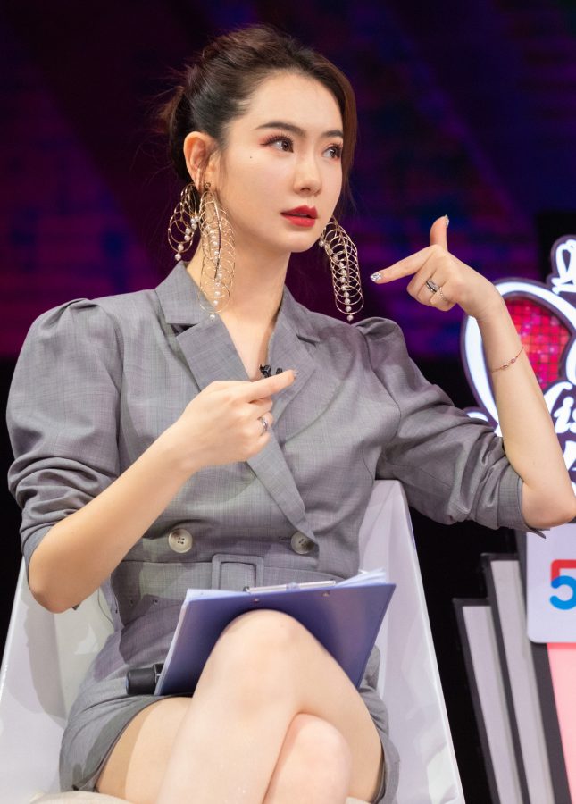 戚薇灰裙套装白腿细又长(25/27)