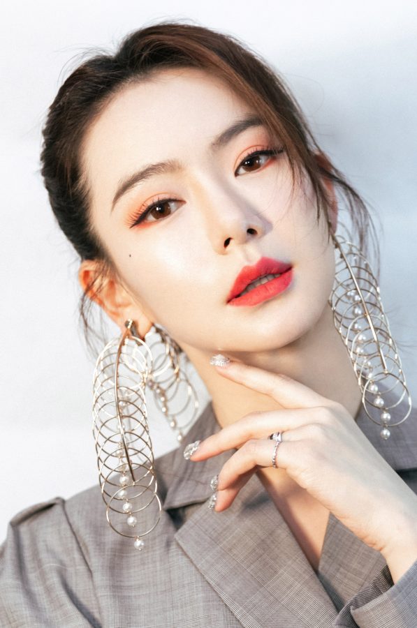 戚薇灰裙套装白腿细又长(7/27)