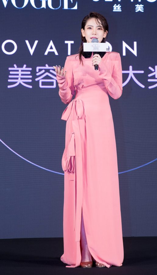 戚薇穿开衩裙大方展示白玉腿(2/6)