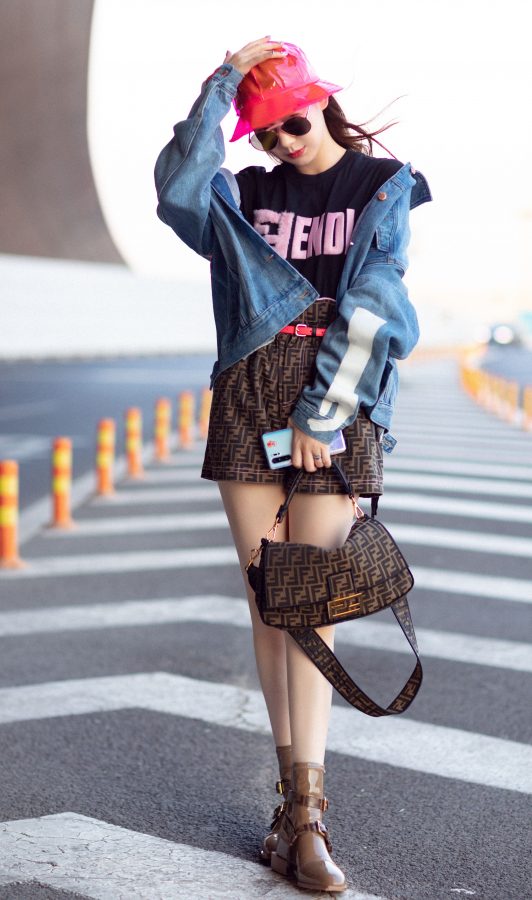 Qi Wei's street photos show off her beautiful legs in shorts and various poses(3/6)